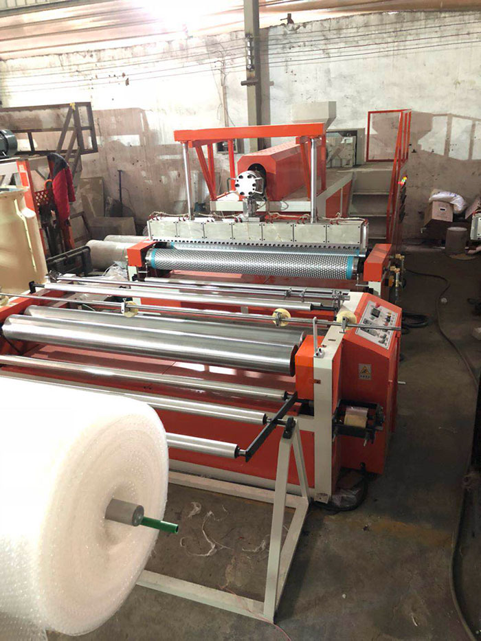 LSPE1500型緩沖復(fù)合PE氣泡膜機(jī) 全自動(dòng)高速氣墊膜機(jī) 氣泡膜機(jī)器04